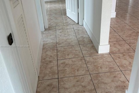 House in Miami, Florida 4 bedrooms, 156.26 sq.m. № 2009313 - photo 8