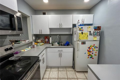 Condo in Miami, Florida, 1 bedroom № 1923813 - photo 3