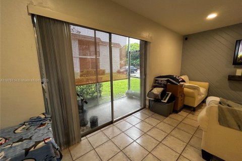 Condo in Miami, Florida, 1 bedroom № 1923813 - photo 10