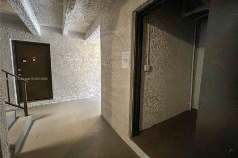 Condo in Miami, Florida, 1 bedroom № 1923813 - photo 13