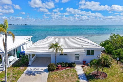 House in Longboat Key, Florida 2 bedrooms, 129.97 sq.m. № 2166022