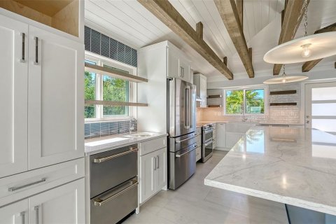 House in Longboat Key, Florida 2 bedrooms, 129.97 sq.m. № 2166022 - photo 15