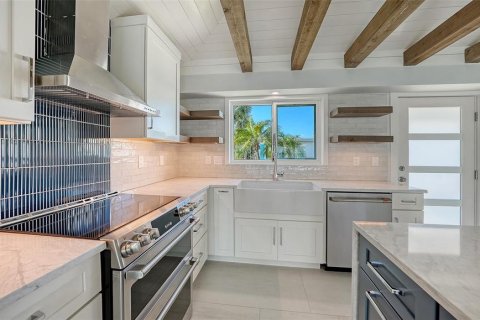 House in Longboat Key, Florida 2 bedrooms, 129.97 sq.m. № 2166022 - photo 13