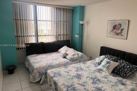 Condominio en alquiler en Hallandale Beach, Florida, 2 dormitorios, 130.06 m2 № 1877924 - foto 15