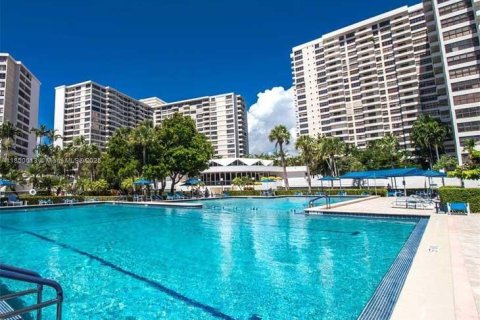 Condominio en alquiler en Hallandale Beach, Florida, 2 dormitorios, 130.06 m2 № 1877924 - foto 1