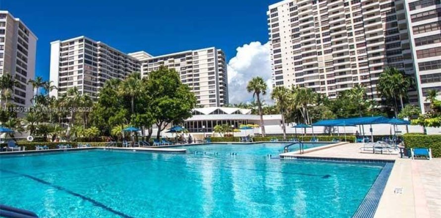 Condominio en Hallandale Beach, Florida, 2 dormitorios  № 1877924