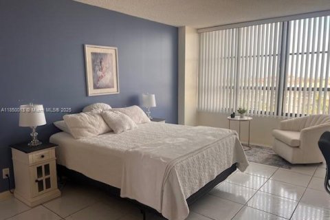 Condominio en alquiler en Hallandale Beach, Florida, 2 dormitorios, 130.06 m2 № 1877924 - foto 16