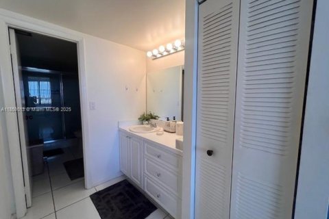 Condominio en alquiler en Hallandale Beach, Florida, 2 dormitorios, 130.06 m2 № 1877924 - foto 17