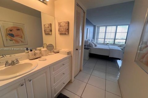 Condominio en alquiler en Hallandale Beach, Florida, 2 dormitorios, 130.06 m2 № 1877924 - foto 18