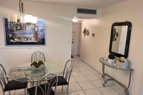 Condominio en alquiler en Hallandale Beach, Florida, 2 dormitorios, 130.06 m2 № 1877924 - foto 4