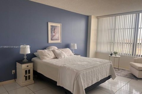 Condominio en alquiler en Hallandale Beach, Florida, 2 dormitorios, 130.06 m2 № 1877924 - foto 19