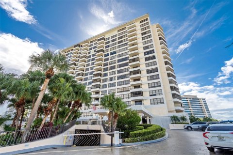 Condominio en alquiler en Hallandale Beach, Florida, 2 dormitorios, 130.06 m2 № 1877924 - foto 2