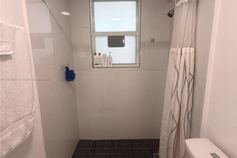 Villa ou maison à louer à Miami, Floride: 2 chambres, 201.04 m2 № 1925409 - photo 4