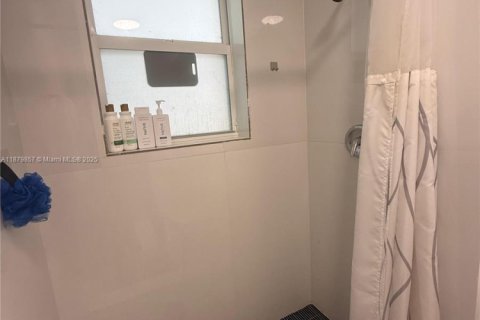 Villa ou maison à louer à Miami, Floride: 2 chambres, 201.04 m2 № 1925409 - photo 13