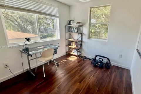 Villa ou maison à louer à Miami, Floride: 2 chambres, 201.04 m2 № 1925409 - photo 2