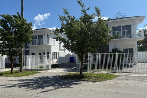 Villa ou maison à louer à Miami, Floride: 2 chambres, 201.04 m2 № 1925409 - photo 16