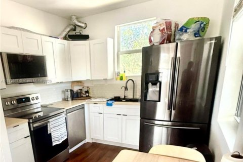 Villa ou maison à louer à Miami, Floride: 2 chambres, 201.04 m2 № 1925409 - photo 1