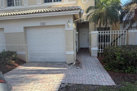 House in Pembroke Pines, Florida 3 bedrooms, 117.34 sq.m. № 2059229 - photo 1
