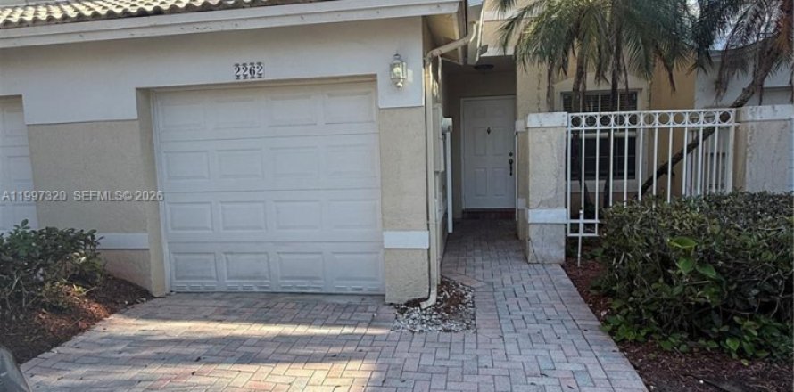 House in Pembroke Pines, Florida 3 bedrooms, 117.34 sq.m. № 2059229