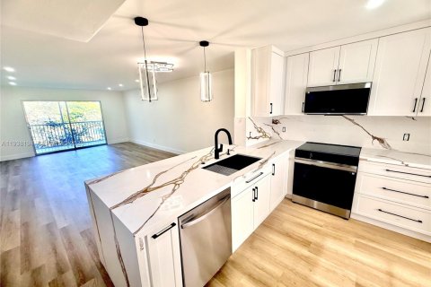 Condominio en alquiler en Pembroke Pines, Florida, 2 dormitorios, 110.74 m2 № 1996265 - foto 5