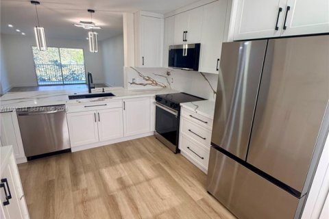 Condominio en alquiler en Pembroke Pines, Florida, 2 dormitorios, 110.74 m2 № 1996265 - foto 6