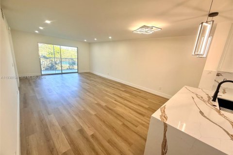 Condominio en alquiler en Pembroke Pines, Florida, 2 dormitorios, 110.74 m2 № 1996265 - foto 4