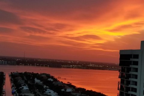 Condominio en venta en Riviera Beach, Florida, 2 dormitorios, 186.83 m2 № 696974 - foto 1