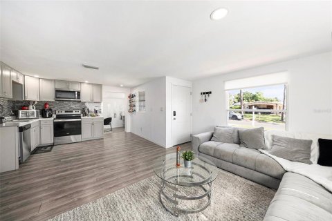 House in Tampa, Florida 4 bedrooms, 129.69 sq.m. № 1745040 - photo 6