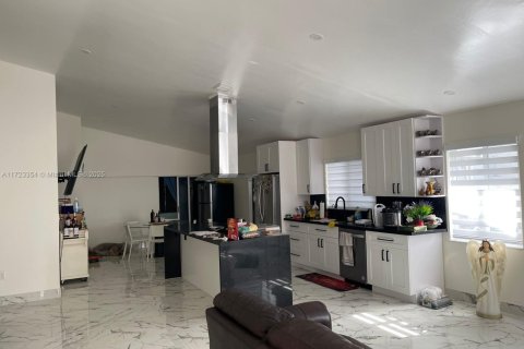 Villa ou maison à vendre à Miami, Floride: 4 chambres, 181.72 m2 № 2076704 - photo 3