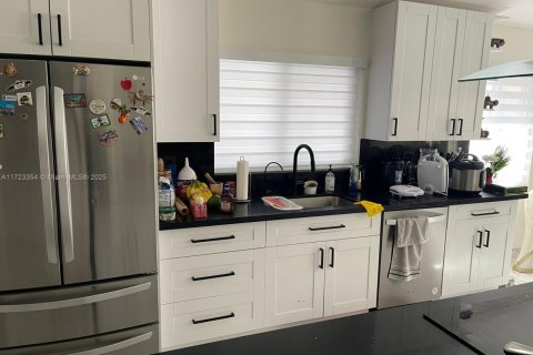 Villa ou maison à vendre à Miami, Floride: 4 chambres, 181.72 m2 № 2076704 - photo 4