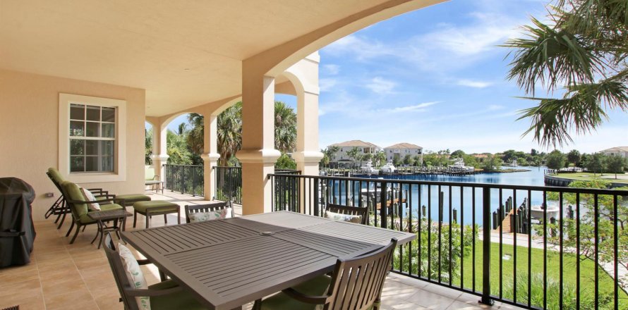 Condo in North Palm Beach, Florida, 3 bedrooms  № 2184994