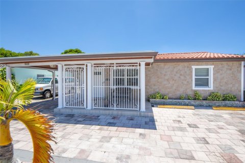 Villa ou maison à vendre à Fort Lauderdale, Floride: 3 chambres, 103.12 m2 № 2282898 - photo 2