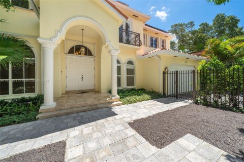House in Miami, Florida 5 bedrooms, 319.49 sq.m. № 1799262 - photo 8