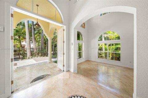 House in Miami, Florida 5 bedrooms, 319.49 sq.m. № 1799262 - photo 11