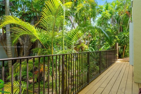 House in Miami, Florida 5 bedrooms, 319.49 sq.m. № 1799262 - photo 6