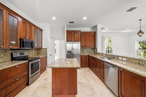 House in Miami, Florida 5 bedrooms, 319.49 sq.m. № 1799262 - photo 15