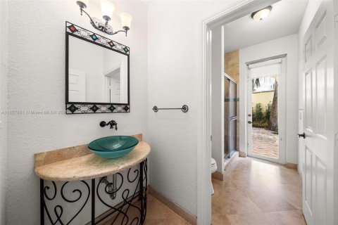 House in Miami, Florida 5 bedrooms, 319.49 sq.m. № 1799262 - photo 25