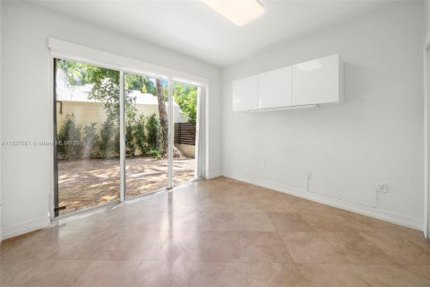 House in Miami, Florida 5 bedrooms, 319.49 sq.m. № 1799262 - photo 27