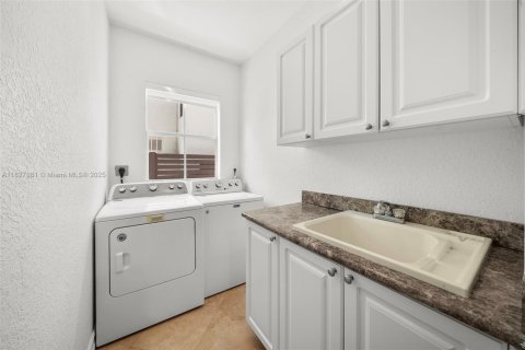 House in Miami, Florida 5 bedrooms, 319.49 sq.m. № 1799262 - photo 30