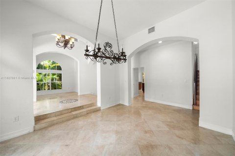 House in Miami, Florida 5 bedrooms, 319.49 sq.m. № 1799262 - photo 24