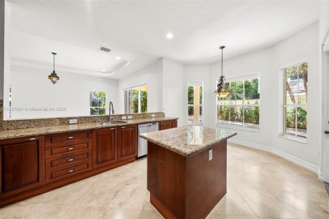 House in Miami, Florida 5 bedrooms, 319.49 sq.m. № 1799262 - photo 16