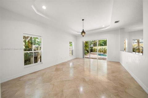 House in Miami, Florida 5 bedrooms, 319.49 sq.m. № 1799262 - photo 20