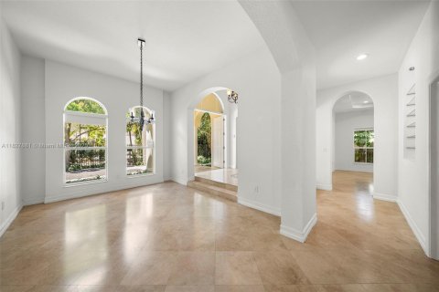House in Miami, Florida 5 bedrooms, 319.49 sq.m. № 1799262 - photo 23