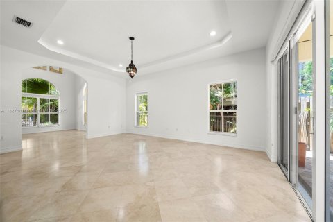 House in Miami, Florida 5 bedrooms, 319.49 sq.m. № 1799262 - photo 21