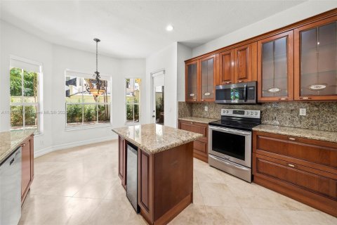 House in Miami, Florida 5 bedrooms, 319.49 sq.m. № 1799262 - photo 17