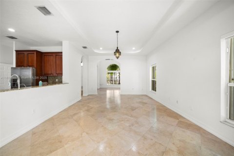 House in Miami, Florida 5 bedrooms, 319.49 sq.m. № 1799262 - photo 14