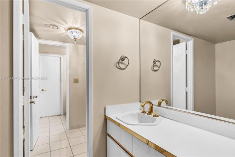 Condo in Fort Lauderdale, Florida, 2 bedrooms  № 2247686 - photo 17
