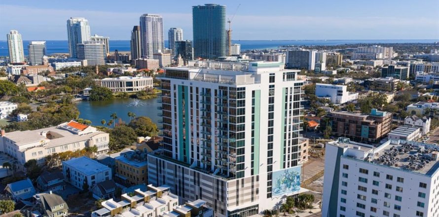 Condo in Saint Petersburg, Florida, 3 bedrooms  № 2093986