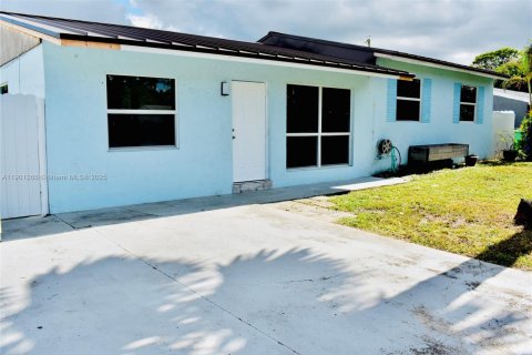 House in Fort Lauderdale, Florida 4 bedrooms, 195.56 sq.m. № 1968538 - photo 1