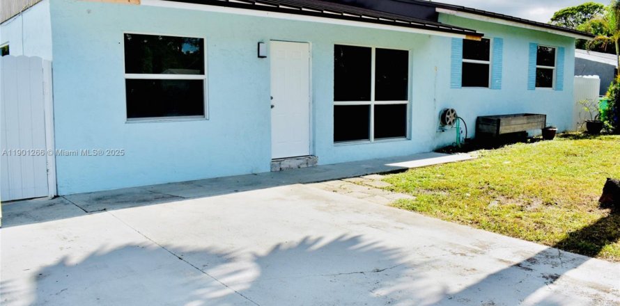 House in Fort Lauderdale, Florida 4 bedrooms, 195.56 sq.m. № 1968538